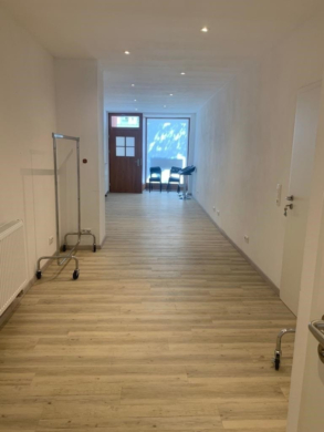Bild - Modern & zeitlos: Kleine Ladeneinheit in der Hofer Ludwigstraße (ca. 41 m²) – gute Werbemöglichkeiten