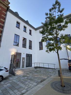 Eingang - Moderne Büroflächen (ca. 292,37 m²) im Stadtzentrum mit Blick auf die Saale – Innenausbau nach Mieterwunsch