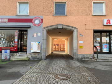 Durchfahrt Innenhof - Zentral gelegenes Revitalisierungsquartier mit stabilen Mieteinnahmen – Potenzial für Neubau mit Nachverdichtungsmöglichkeit – Bebauungsstudie vorliegend