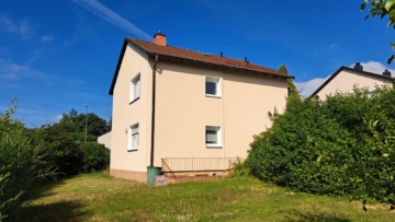 Rückwärtige Ansicht mit Garten - Attraktives Einfamilienhaus in Rehau | ca. 174 m² Wfl./Nfl. | Grst. 820 m² | Doppelgarage | Balkon