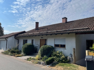 Vorderansicht - EFH mit viel Platz – bis zu 4 Kinderzimmer möglich – WF ca. 215 m² – Grst. ca. 910 m² – Doppelgarage – Hof/Saale