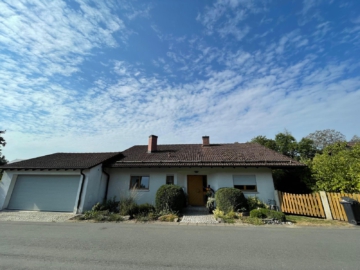 Vorderansicht mit Ddoppelgarage - EFH mit viel Platz – bis zu 4 Kinderzimmer möglich – WF ca. 215 m² – Grst. ca. 910 m² – Doppelgarage – Hof/Saale