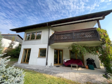 rückwärtige Ansicht - EFH mit viel Platz – bis zu 4 Kinderzimmer möglich – WF ca. 215 m² – Grst. ca. 910 m² – Doppelgarage – Hof/Saale