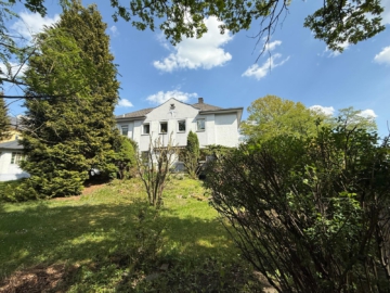 Attraktive Villa mit 2 separaten Wohnungen – großzügiger, parkähnlicher Garten, Garagenhof & Werkstatt, 95028 Hof, Zweifamilienhaus