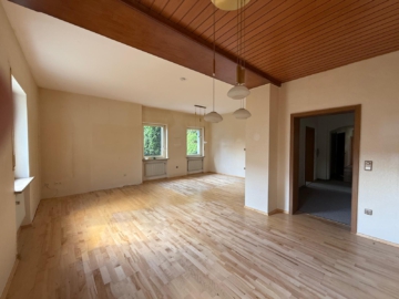 Wohnung EG - Wohnzimmer - Attraktive Villa mit 2 separaten Wohnungen – großzügiger, parkähnlicher Garten, Garagenhof & Werkstatt