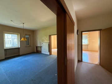 Flur und Blick zum Wohnzimmer - Attraktive Villa mit 2 separaten Wohnungen – großzügiger, parkähnlicher Garten, Garagenhof & Werkstatt