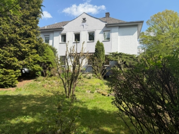 Attraktive Villa mit 2 schönen Wohnungen – Teilungserklärung vorhanden – großzügiger, parkähnlicher Garten, Garagenhof & Werkstatt, 95028 Hof, Zweifamilienhaus