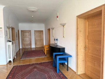 Flurbereich EG - repräsentative Villa in Rehau für gewerbliche Anmietung – ca. 684 m² Gesamtnutzfläche – Grundstück ca. 3.300 m² – Praxis – Büro – Dienstleistung