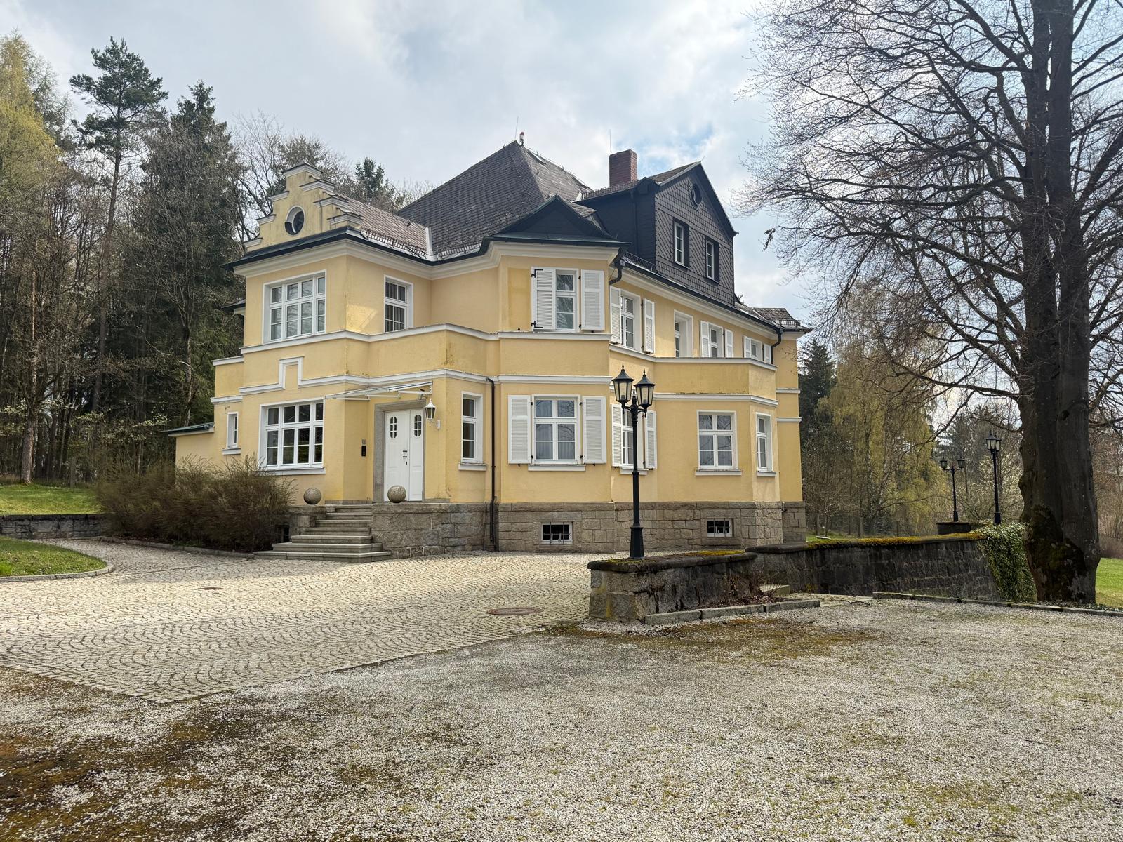 Außenansicht - repräsentative Villa in Rehau für gewerbliche Anmietung – ca. 684 m² Gesamtnutzfläche – Grundstück ca. 3.300 m² – Praxis – Büro – Dienstleistung