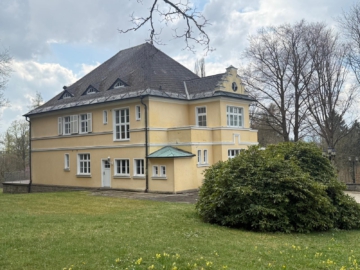 rückwärtige Ansicht mit Garten - repräsentative Villa in Rehau für gewerbliche Anmietung – ca. 684 m² Gesamtnutzfläche – Grundstück ca. 3.300 m² – Praxis – Büro – Dienstleistung