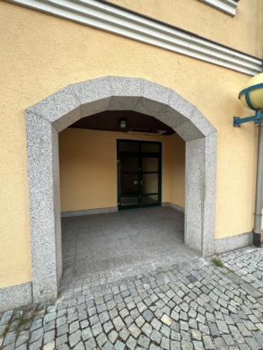 Torbogen Eingang - Zum kleinen Preis: Attraktive Laden- und Verkaufsfläche in zentraler Innenstadtlage von Selb