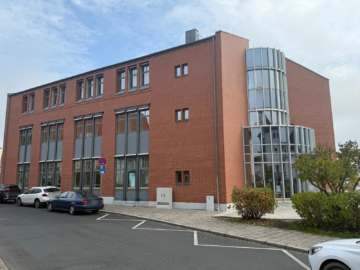 Gewerbeflächen in zentraler Lage – Gesamtfl. ca. 230 m² – 2. OG – barrierefrei mit Aufzug & Tiefgarage, 95100 Selb, Bürohaus