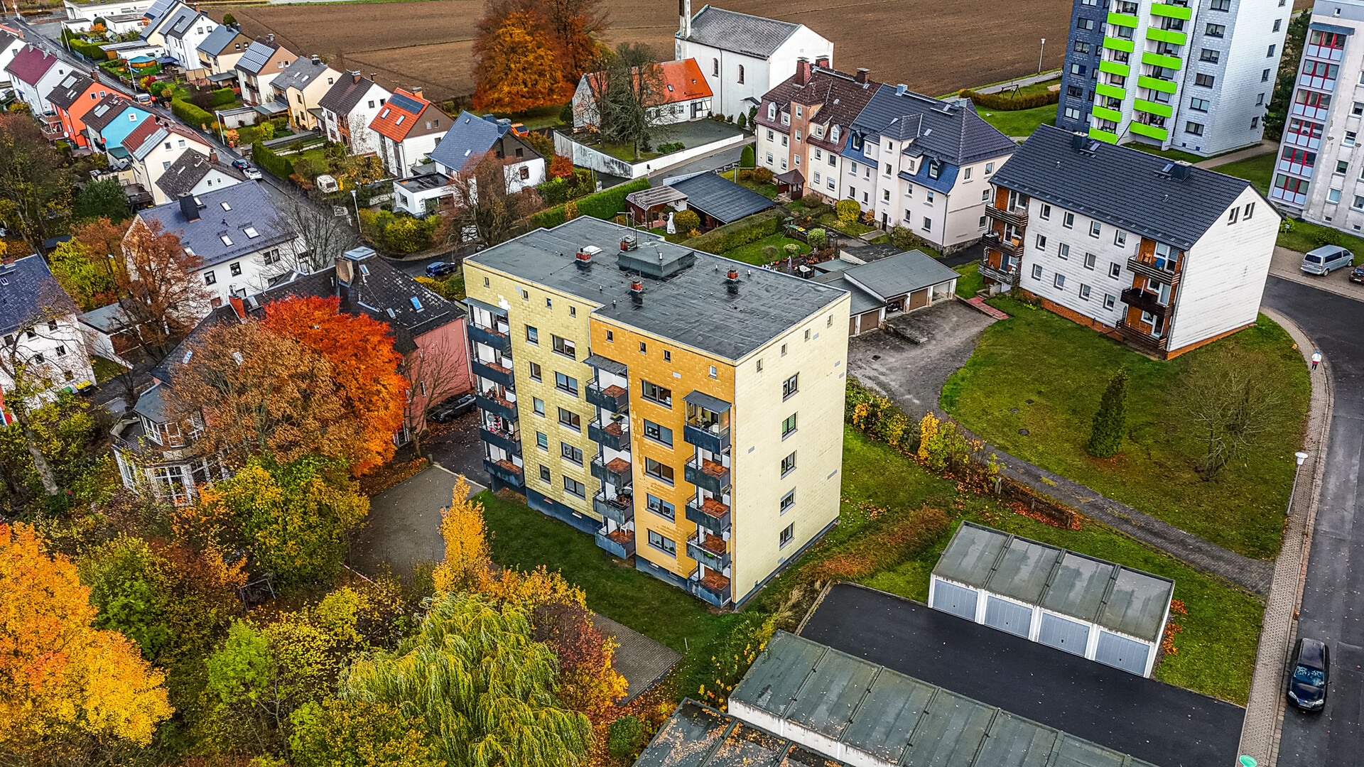 Bild - Kapitalanlage mit Potenzial: MFH mit 15 Wohnungen, Aufzug & Garagen