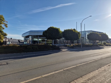 Außenansicht - Sofort bezugsbereit: gepflegtes ehem. Autohaus mit Ausstellungsfläche, Werkstatt, Lager & Parkplätzen