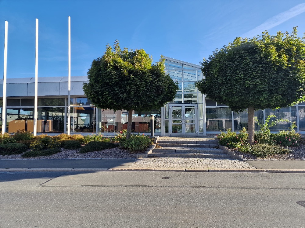 Außenansicht - Sofort bezugsbereit: gepflegtes ehem. Autohaus mit Ausstellungsfläche, Werkstatt, Lager & Parkplätzen