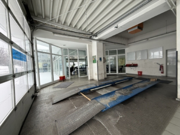 Bild - Sofort bezugsbereit: gepflegtes ehem. Autohaus mit Ausstellungsfläche, Werkstatt, Lager & Parkplätzen