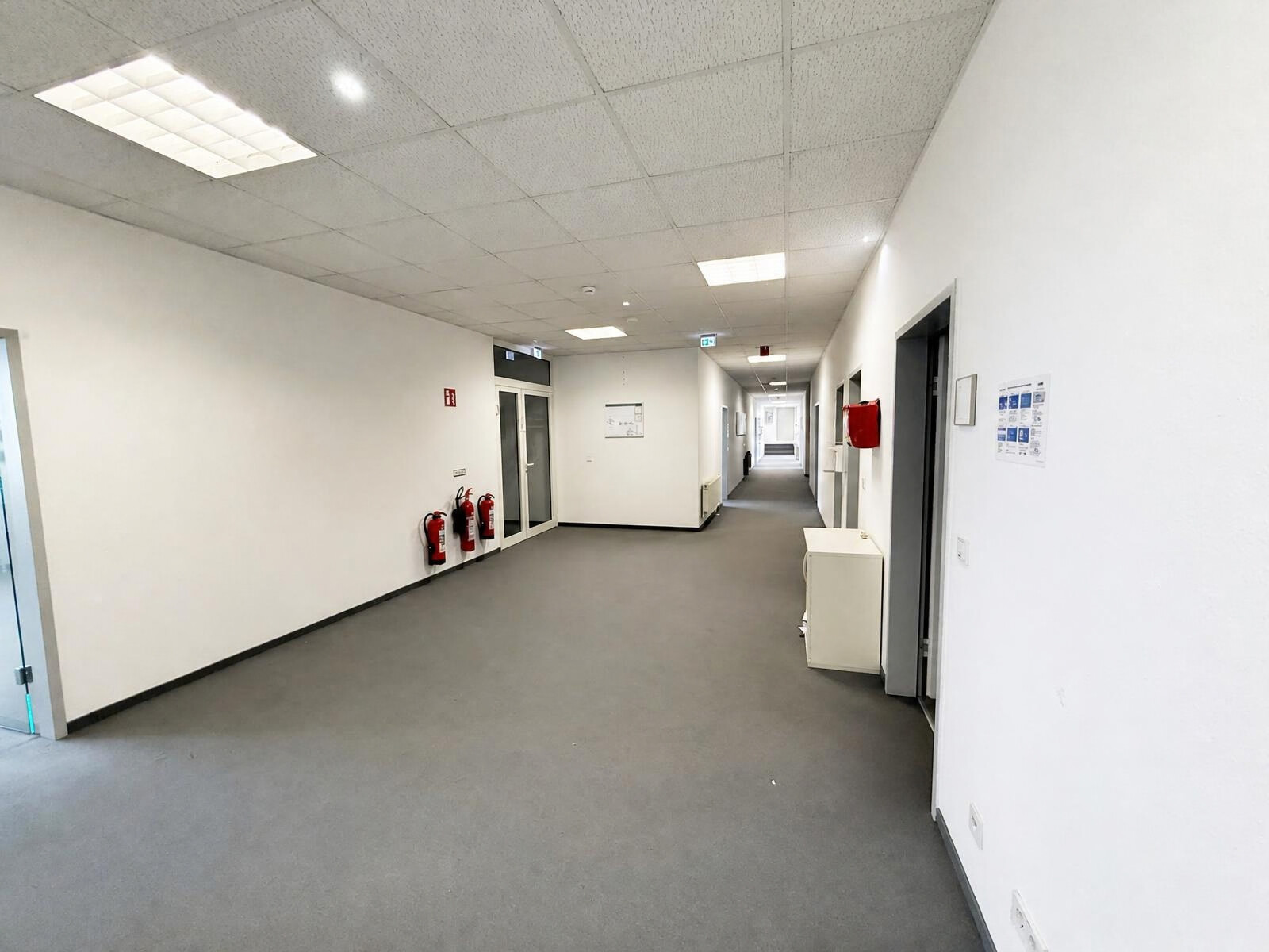 Etagenflur - Attraktive Bürofläche mit Weitblick in Rehau – Gesamtfläche ca. 547 im 4. OG – Aufzug