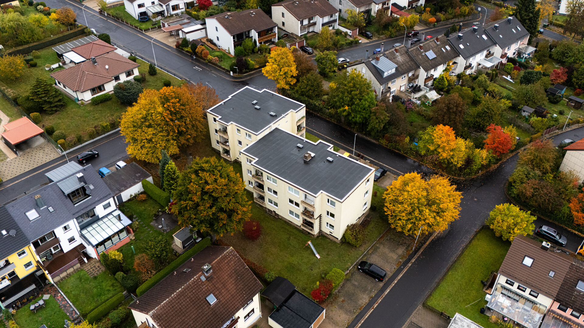 Titelbild - Voll vermietetes Mehrfamilienhaus‑Ensemble in attraktiver Wohnlage von Wunsiedel (ca. 911,76 Wfl.)