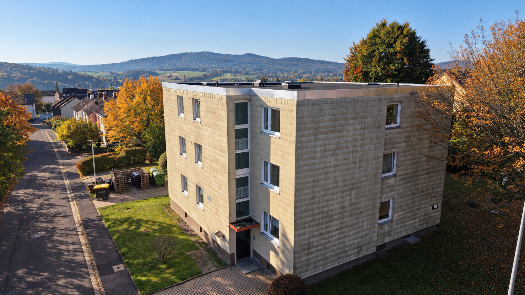 Titelbild - Voll vermietetes Mehrfamilienhaus‑Ensemble in attraktiver Wohnlage von Wunsiedel (ca. 911,76 Wfl.)