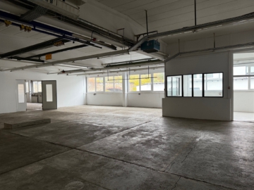 Werkhalle (ca. 472 m²) mit Rampe, Sanitäranlagen & kleinem Büro in Hof-Moschendorf, 95032 Hof / Moschendorf, Halle