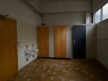 WCs - Werkhalle (ca. 472 m²) mit Rampe, Sanitäranlagen & kleinem Büro in Hof-Moschendorf