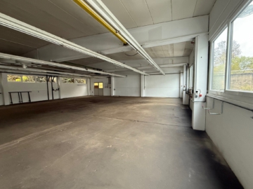 Innenansicht - Werkhalle (ca. 472 m²) mit Rampe, Sanitäranlagen & kleinem Büro in Hof-Moschendorf