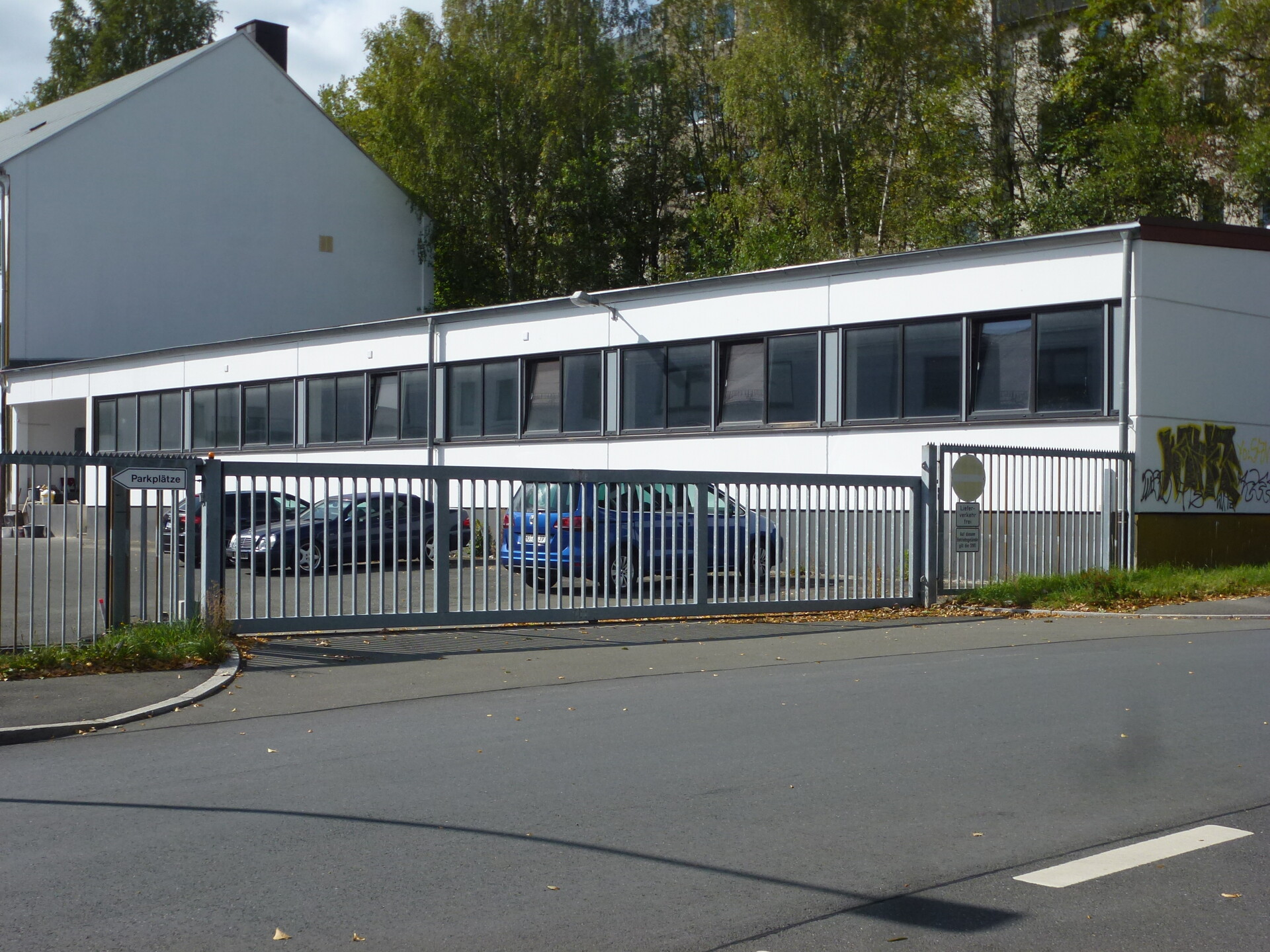 Zufahrt - Werkhalle (ca. 472 m²) mit Rampe, Sanitäranlagen & kleinem Büro in Hof-Moschendorf