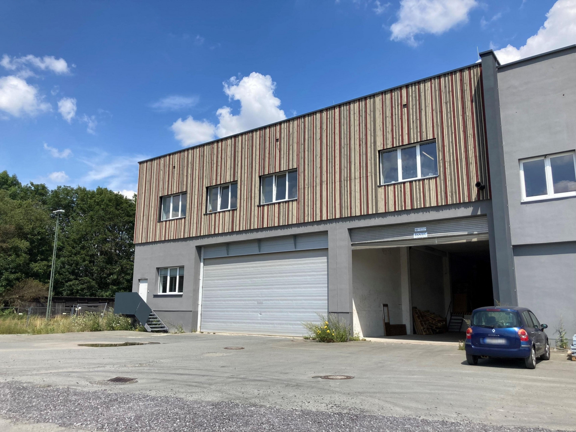 Laderampe Ebene -1 Fassade - Großzügige Lagerfläche mit Ladebereich und kleines Büro insgesamt ca. 1.920 m² in Schwarzenbach/Saale – Kellergeschoss mit Rampe – LKW-Zufahrt auf dem Areal – verkehrsgünstige Lage