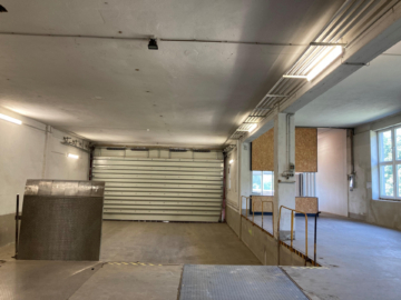Laderampe Ebene -1 innen - Großzügige Lagerfläche mit Ladebereich und kleines Büro insgesamt ca. 1.920 m² in Schwarzenbach/Saale – Kellergeschoss mit Rampe – LKW-Zufahrt auf dem Areal – verkehrsgünstige Lage