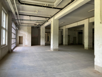 Ebene -1 Westseite - Großzügige Lagerfläche mit Ladebereich und kleines Büro insgesamt ca. 1.920 m² in Schwarzenbach/Saale – Kellergeschoss mit Rampe – LKW-Zufahrt auf dem Areal – verkehrsgünstige Lage