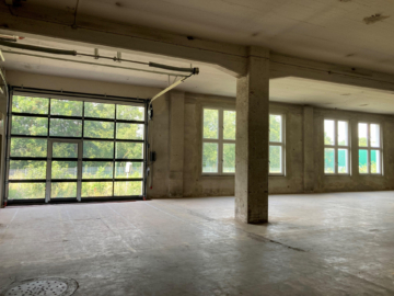 Ebene -1 Westseite - Großzügige Lagerfläche mit Ladebereich und kleines Büro insgesamt ca. 1.920 m² in Schwarzenbach/Saale – Kellergeschoss mit Rampe – LKW-Zufahrt auf dem Areal – verkehrsgünstige Lage