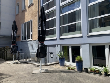 Rückwärtige Ansicht - Renditestarkes, modernisiertes Wohn- & Geschäftshaus mit stabilen Mieterträgen – 5 WE – 2 GE – Aufzug