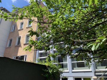 Rückwärtige Ansicht - Renditestarkes, modernisiertes Wohn- & Geschäftshaus mit stabilen Mieterträgen – 5 WE – 2 GE – Aufzug